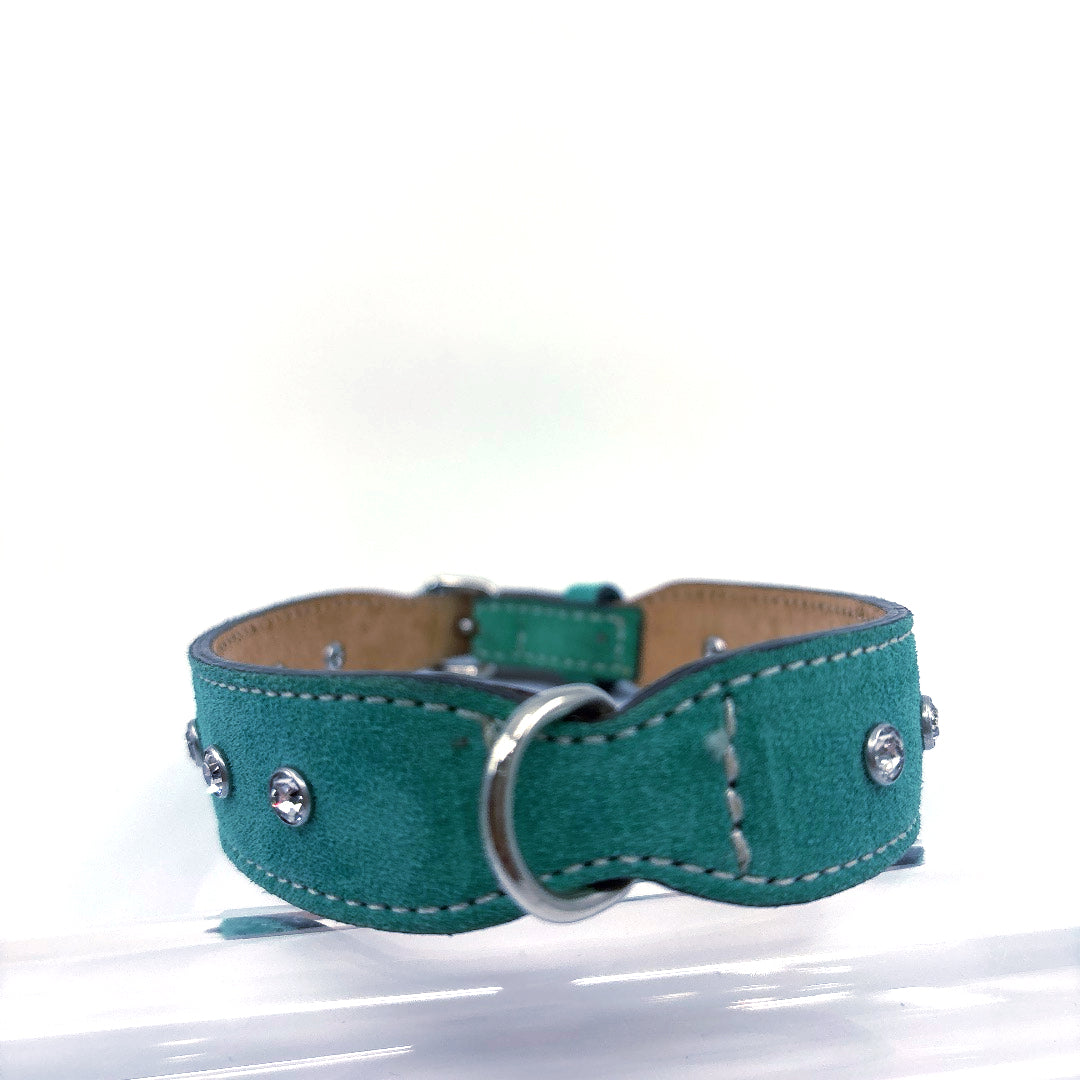 COLLIER CUIR RETOURNE SOUPLE MODELE VERT PAPILLON ET STRASS TAILLE 38 A 42 CM x 4 cm