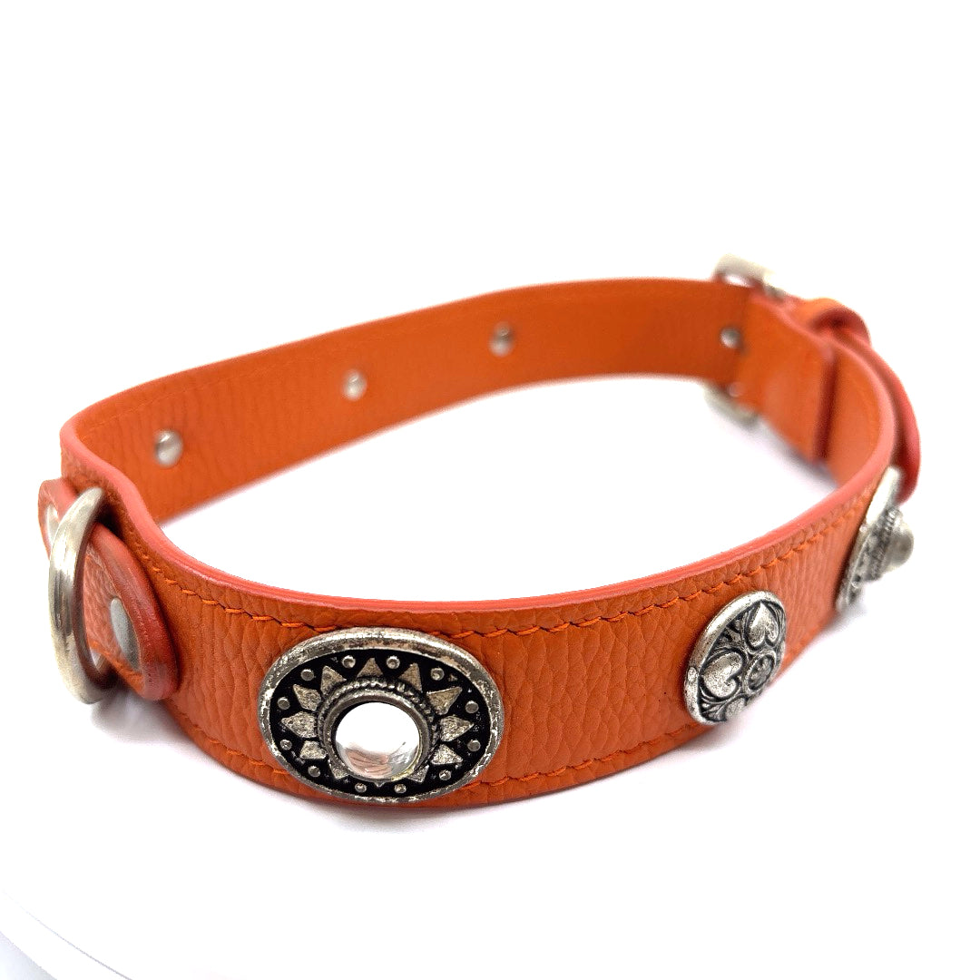 COLLIER CUIR SOUPLE ORANGE CABOCHONS METAL ET CRISTAL TAILLE 48 A 55 CM X 3CM GRAND CHIEN