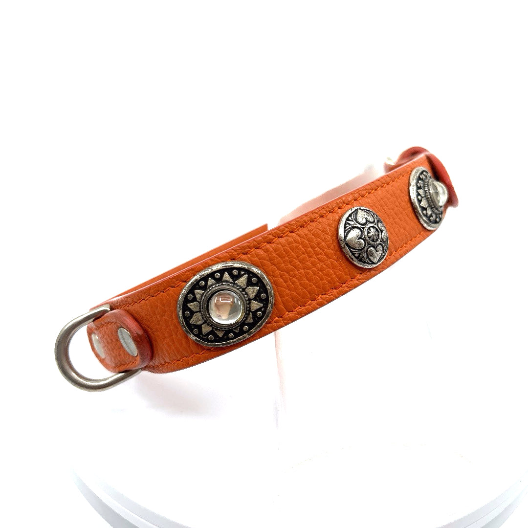 COLLIER CUIR SOUPLE ORANGE CABOCHONS METAL ET CRISTAL TAILLE 48 A 55 CM X 3CM GRAND CHIEN