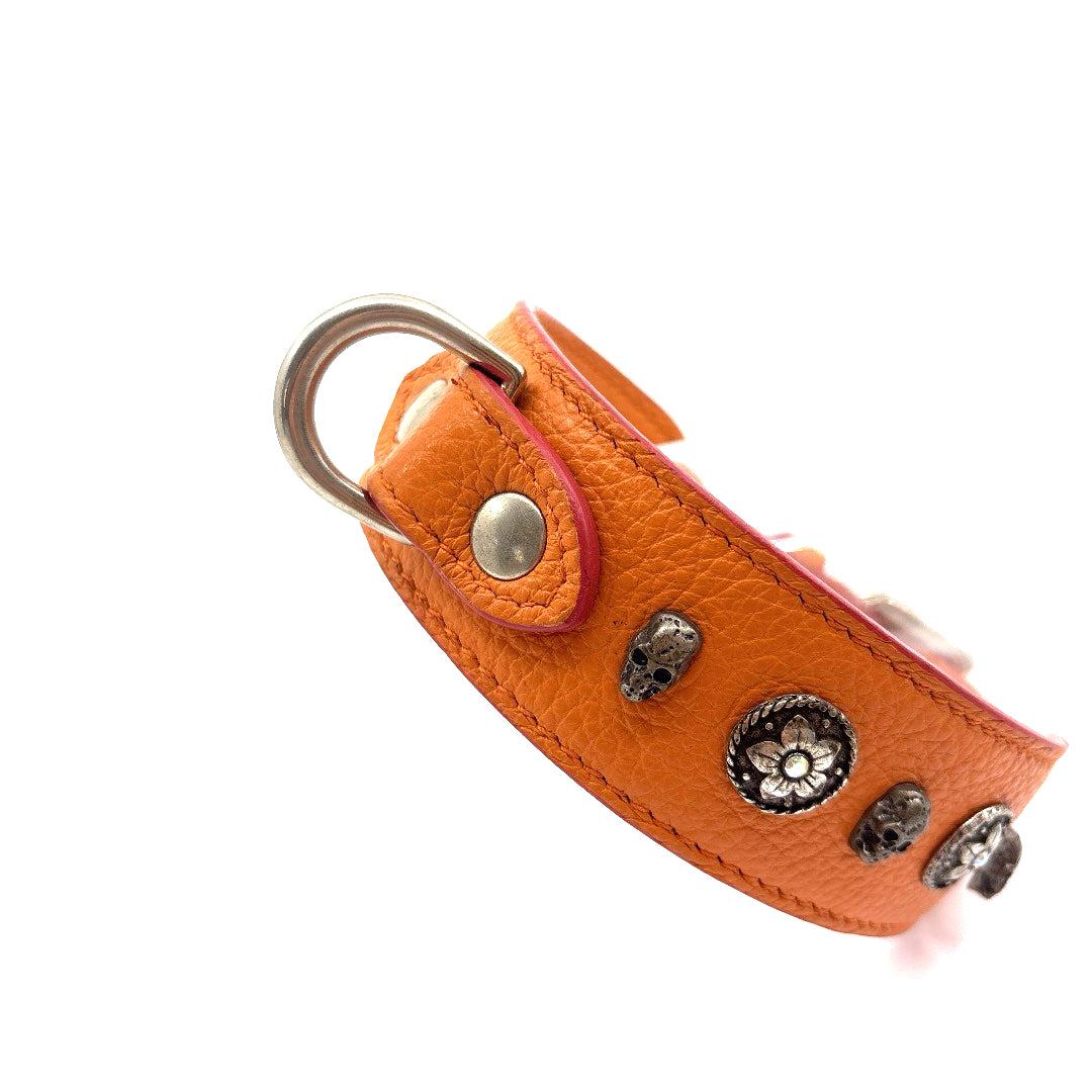 COLLIER CUIR SOUPLE ORANGE MINI TETE DE MORT ET FLEUR STRASS 34 A 42 CM LARGEUR 4 CM