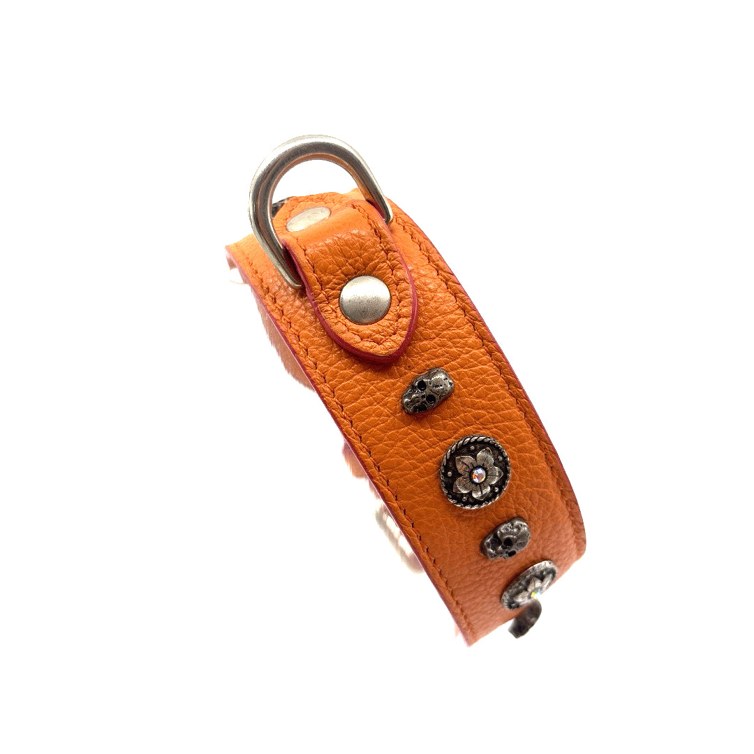 COLLIER CUIR SOUPLE ORANGE MINI TETE DE MORT ET FLEUR STRASS 34 A 42 CM LARGEUR 4 CM