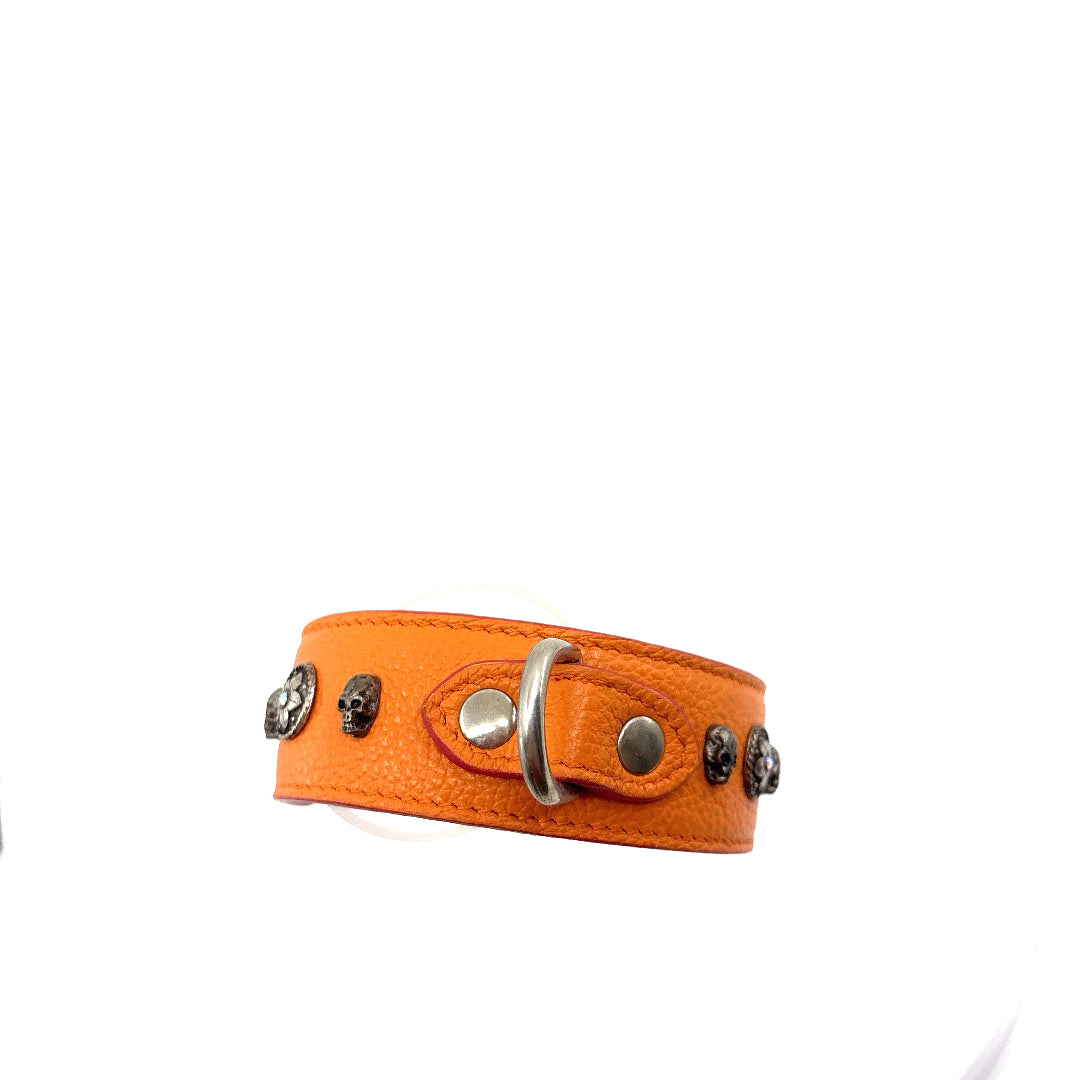 COLLIER CUIR SOUPLE ORANGE MINI TETE DE MORT ET FLEUR STRASS 34 A 42 CM LARGEUR 4 CM