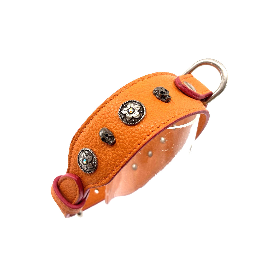 COLLIER CUIR SOUPLE ORANGE MINI TETE DE MORT ET FLEUR STRASS 34 A 42 CM LARGEUR 4 CM
